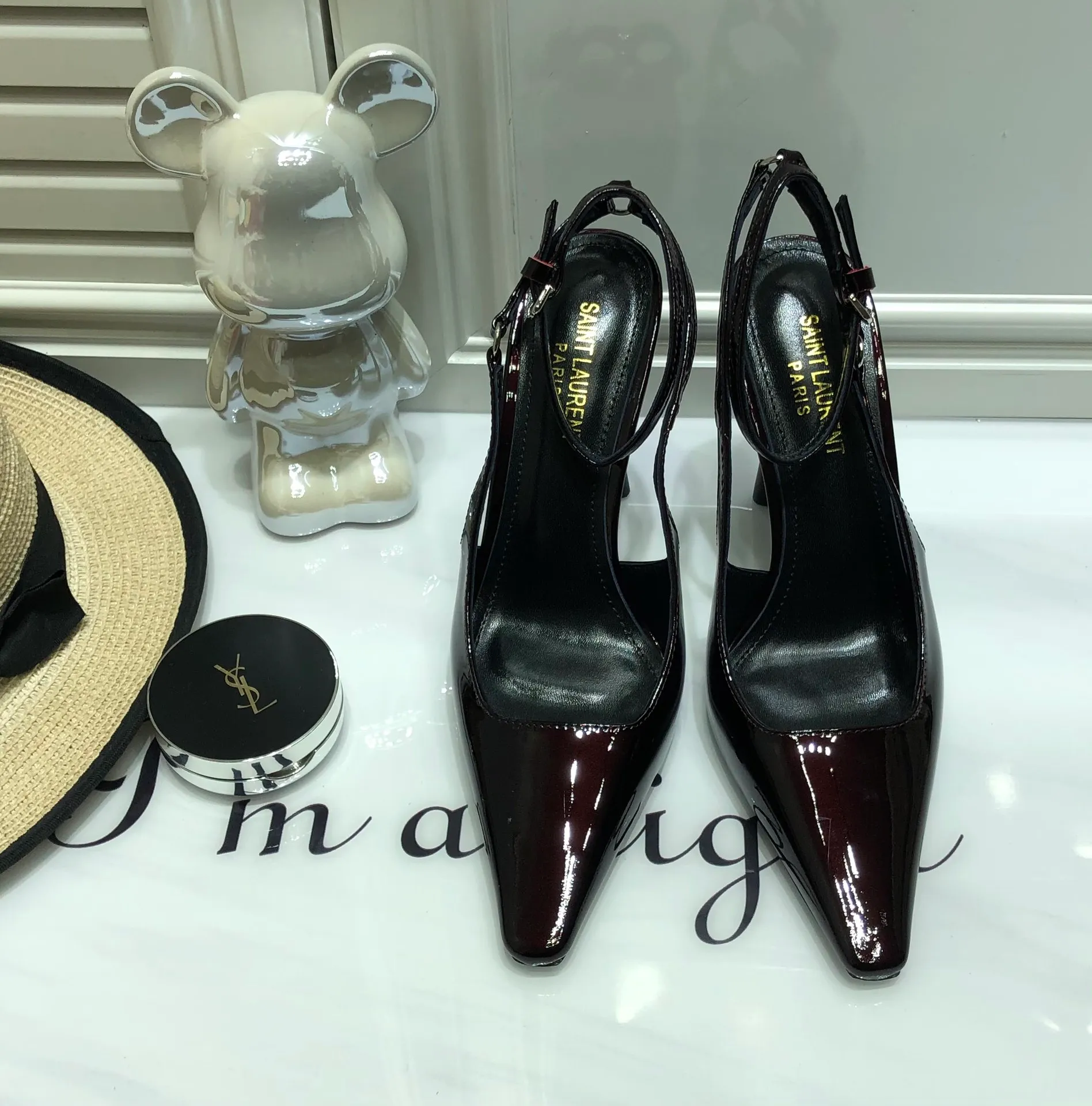 👟👟Ex-factory price 560👟👟 Top quality Saint Laurent/Yves Saint Laurent 2024 spring and summer new style👠Small square toe high heels of the same style as Rose. The layered leather high heels are very good at modifying the foot shape. In recent years, SLP has become more and more understanding of women in high heels. ysl beautiful high heels 👠Number of yards: 35-40 (41 customized, non-returnable) Upper: open edge beaded cowhide/patent leather, lining Imported sheepskin lining, sole: genuine leather outsole, heel height: 10cm (heel imported from Italy)